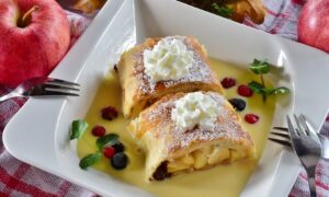 Strudel Di Mele Decorado Con Crema Y Frutos Rojos