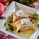 Strudel Di Mele Decorado Con Crema Y Frutos Rojos