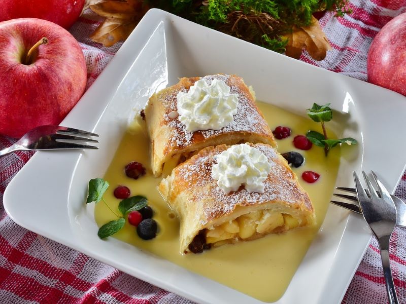 Strudel Di Mele Decorado Con Crema Y Frutos Rojos