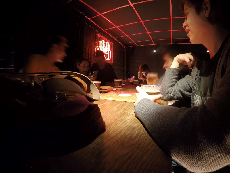 Arístides Gente En Un Bar