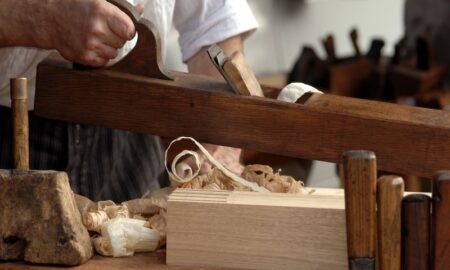 Hombre Diseñando Mueble
