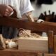 Hombre Diseñando Mueble