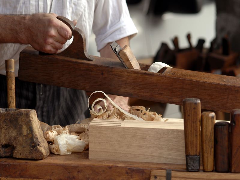Hombre Diseñando Mueble