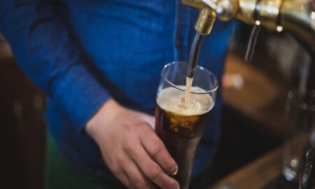 Sirviendo Vaso De Cerveza Negra