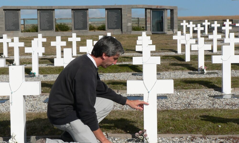Julio Aro En El Cementerio Darwin