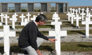 Julio Aro En El Cementerio Darwin