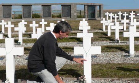 Julio Aro En El Cementerio Darwin