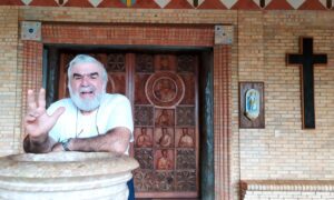 Padre Attilio Frente Al Portico