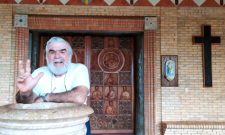 Padre Attilio Frente Al Portico