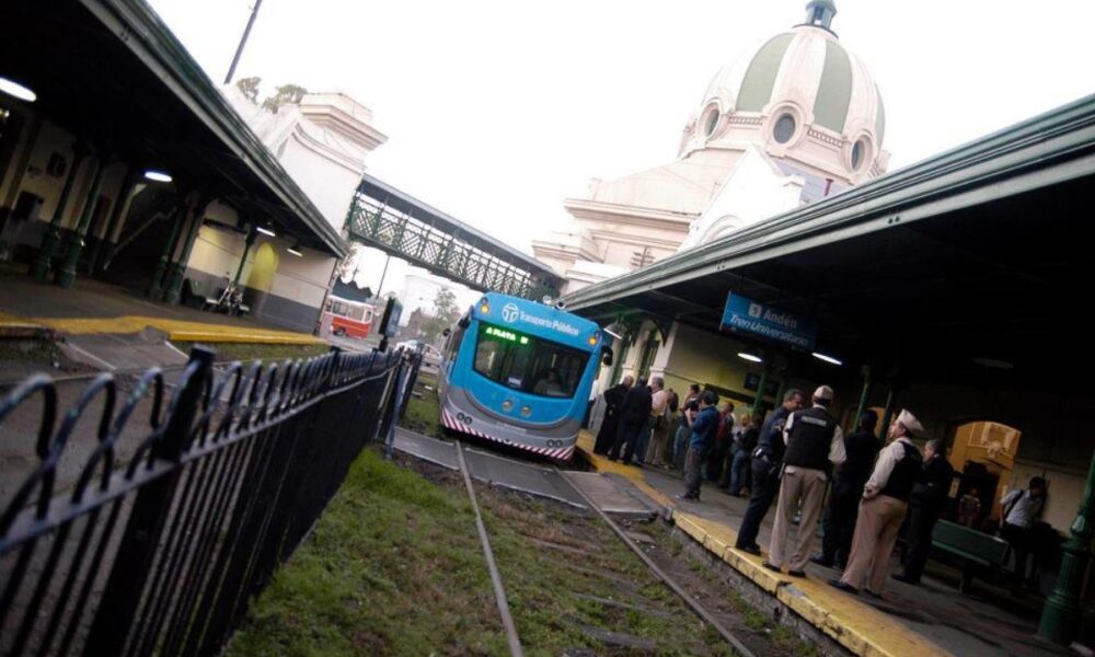 Tren Universitario En La Estación De Trenes