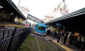 Tren Universitario En La Estación De Trenes