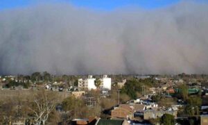 Viento Zonda Bajando Al Llano En La Ciudad De Mendoza