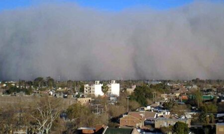 Viento Zonda Bajando Al Llano En La Ciudad De Mendoza