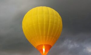 El Amarillo Del Globo Y El Cielo Nuboso