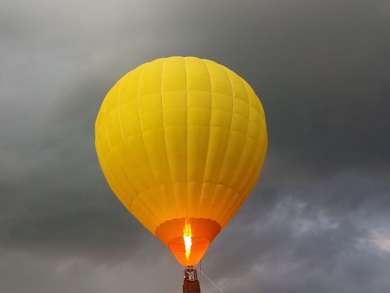 El Amarillo Del Globo Y El Cielo Nuboso