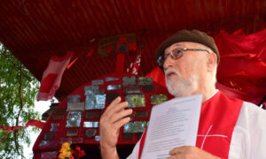 Padre Zini Hablando