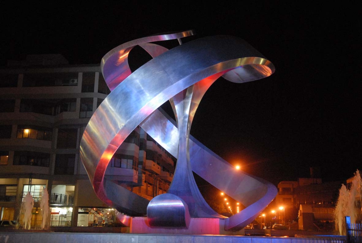 Manzana roca - Monumento iluminado
