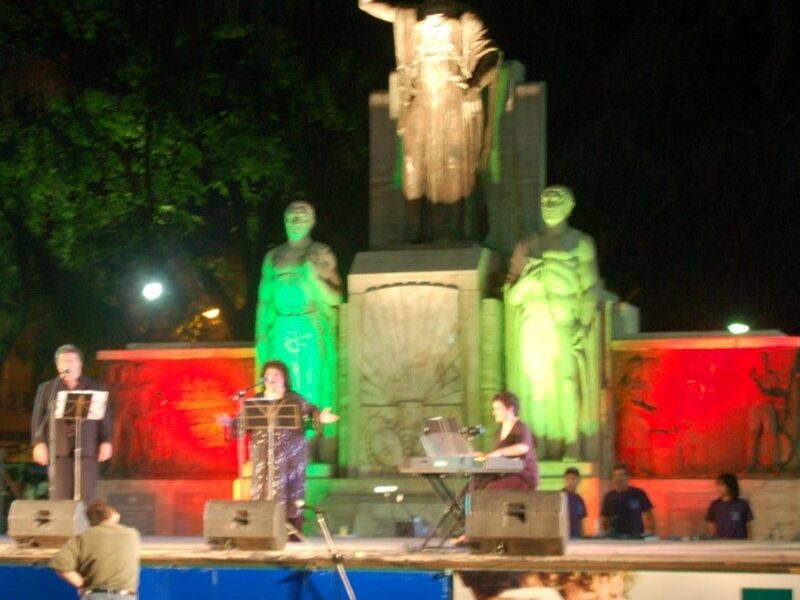 Festa Escenario En Plaza Italia