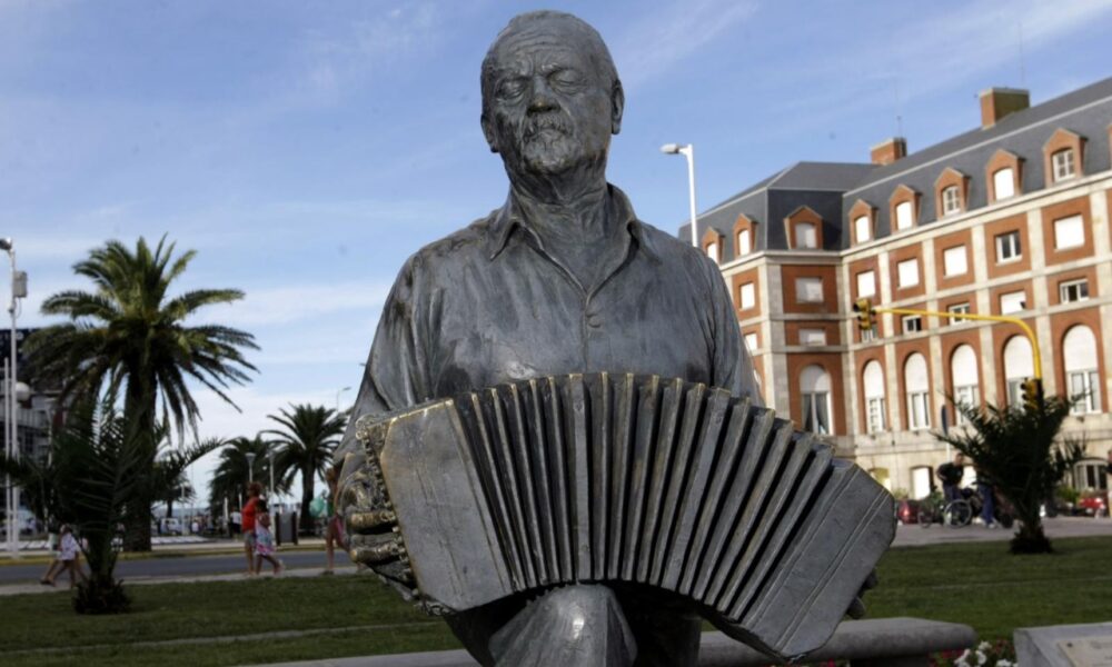 El Monumento A Astor Piazzolla. Autor: Emtur
