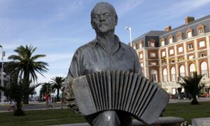 El Monumento A Astor Piazzolla. Autor: Emtur