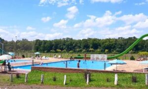Vista A La Piscina Con Tobogan