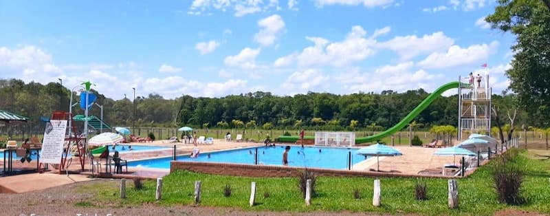 Vista A La Piscina Con Tobogan