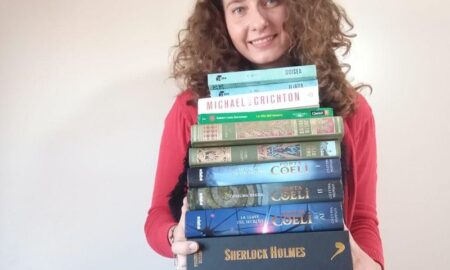 Marisol Marisol Sosteniendo Una Pila De Libros