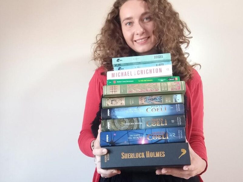 Marisol Marisol Sosteniendo Una Pila De Libros