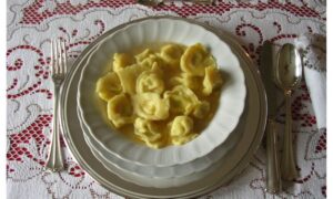 Cappelletti In Brodo Con Pesto Plato Elaborado