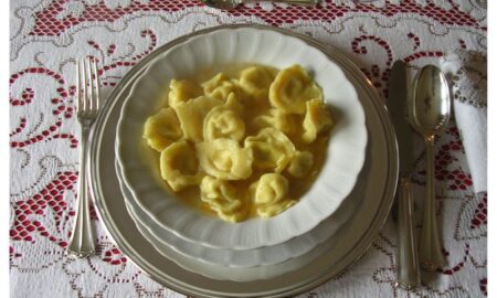 Cappelletti In Brodo Con Pesto Plato Elaborado