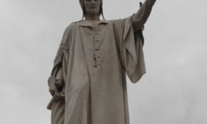 Dantesco Estatua Del Dante Con Ave De Fondo