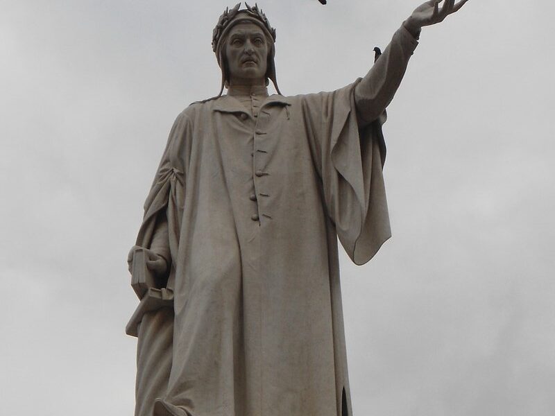 Dantesco Estatua Del Dante Con Ave De Fondo