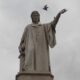 Dantesco Estatua Del Dante Con Ave De Fondo