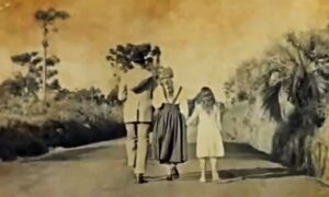 Familia Caminando De Espaldas