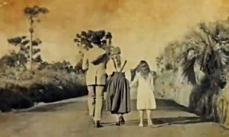 Familia Caminando De Espaldas