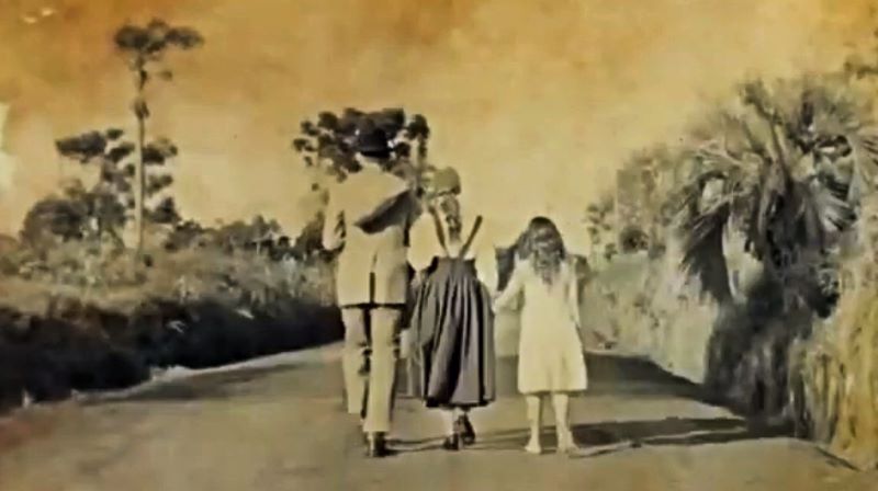 Familia Caminando De Espaldas
