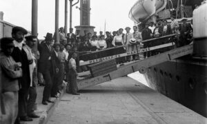 Inmigrantes En El Puerto