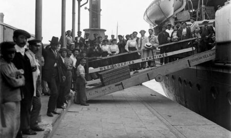 Inmigrantes En El Puerto
