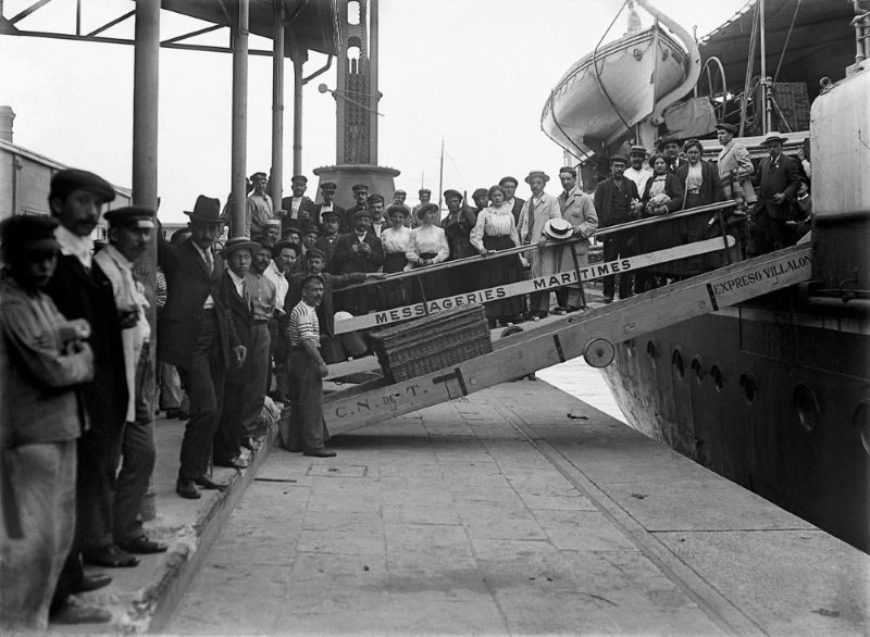 Inmigrantes En El Puerto