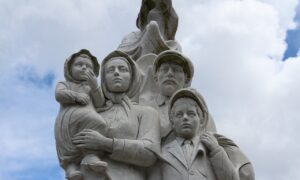 Estatua Inmigrantes