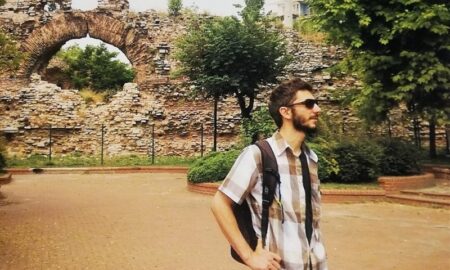 Nicolas Frente A Un Monumento De Padua