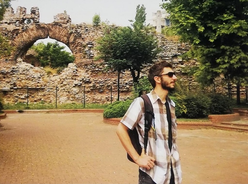 Nicolas Frente A Un Monumento De Padua
