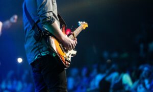 Hombre Tocando La Guitarra