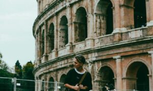 Julieta A Un Costado Del Coliseo