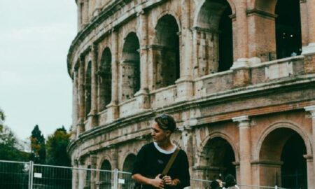 Julieta A Un Costado Del Coliseo