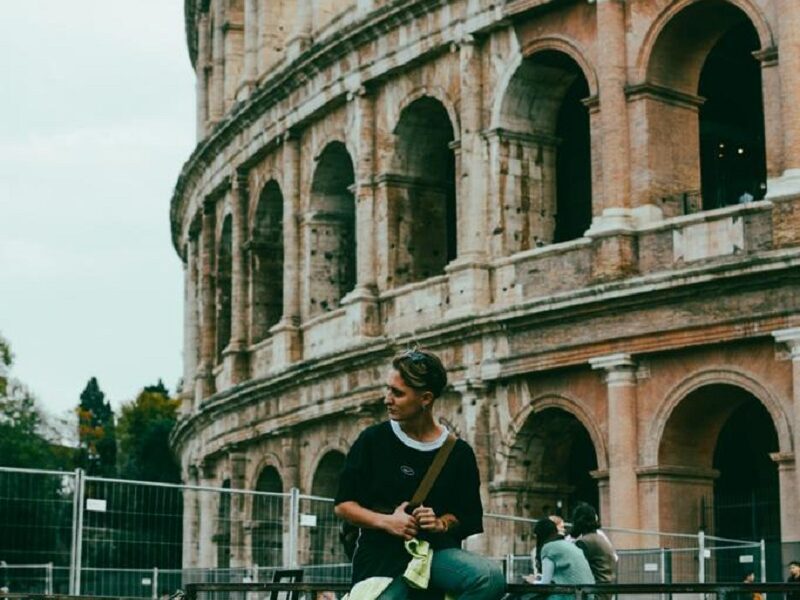 Julieta A Un Costado Del Coliseo