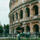 Julieta A Un Costado Del Coliseo