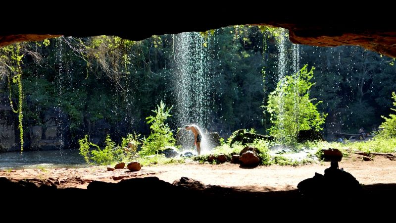 Vista De La Gruta Con Caída De Agua