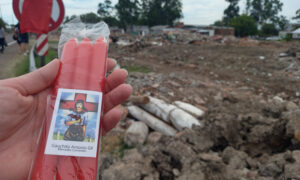 Manos Con Velas Rojas
