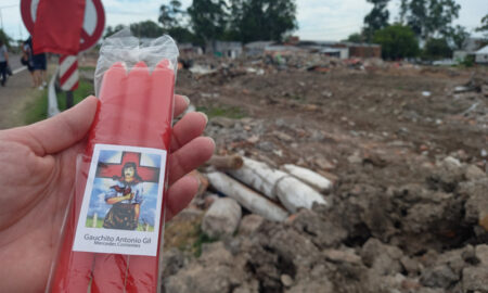 Manos Con Velas Rojas